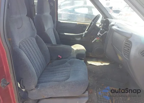 2000 Chevrolet S-10 Ls z USA, uszkodzony, nr VIN 1GCCS19W2Y8131870